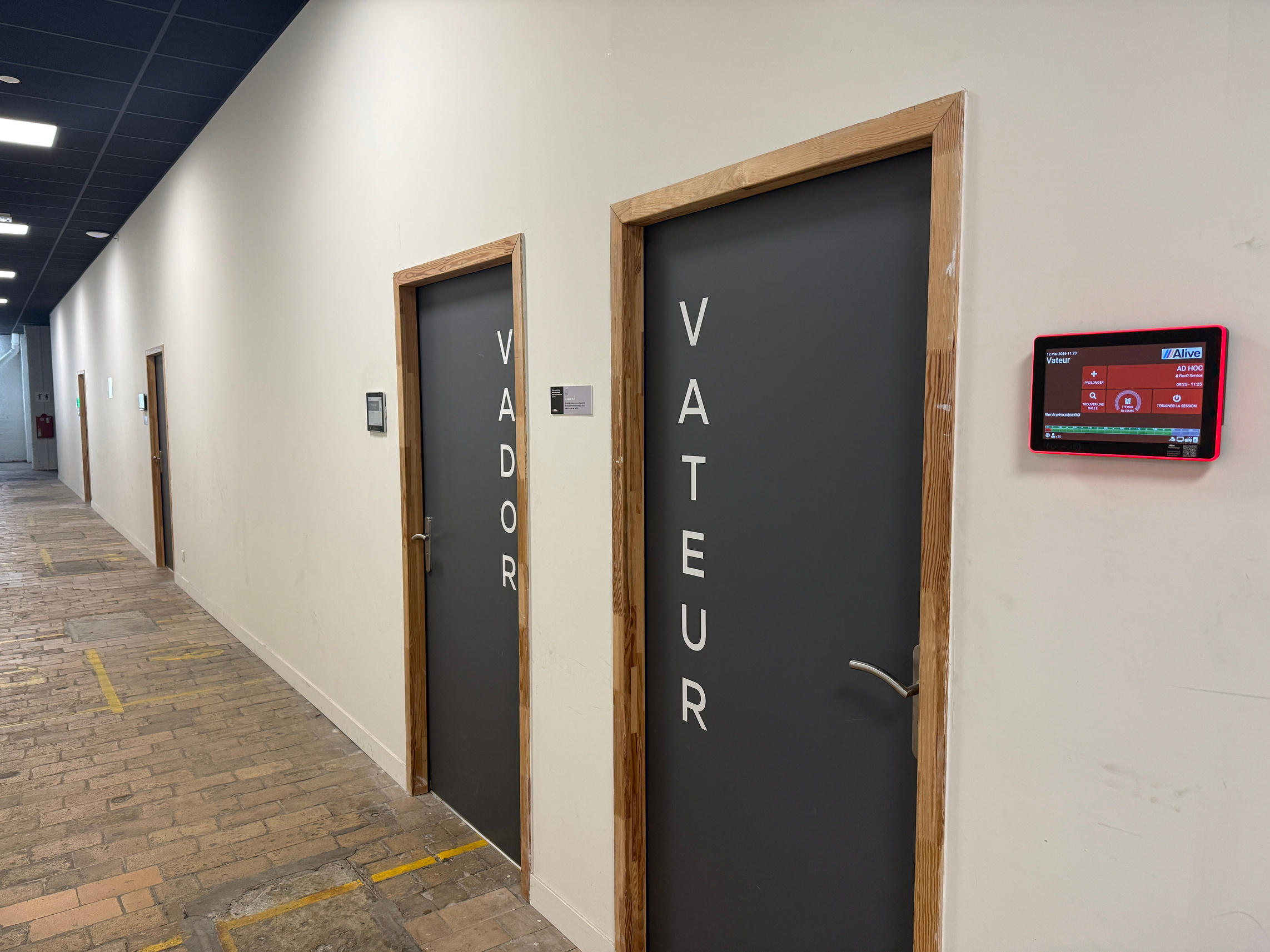 Alive Technology meeting room corridor with flexEZ room displays